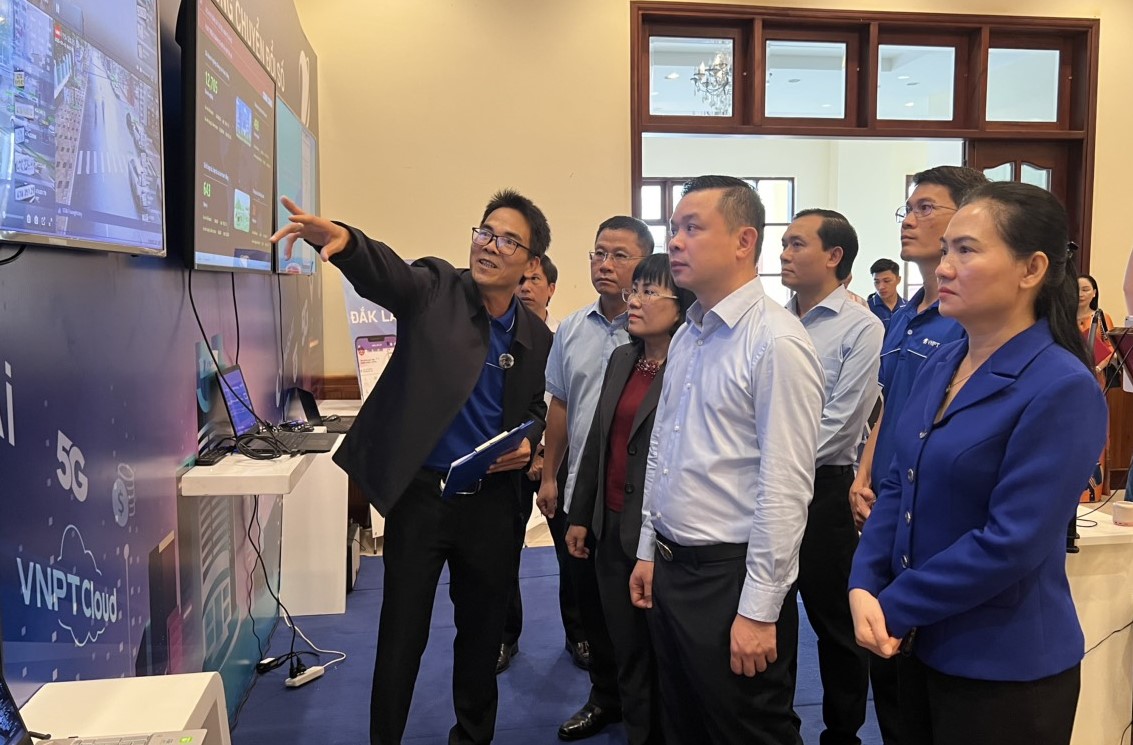 Đẩy mạnh đổi mới việc thực hiện, giải quyết thủ tục hành chính, cung cấp dịch vụ công phục vụ người dân, doanh nghiệp